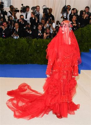 2017 Met Gala Rei Kawakubo/Comme des Garçons: Art of the In-Between Gaala juhlistamaan muotisuunnittelijan näkemystä vaatteista ja ihmisyydestä